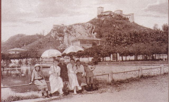 angera_castello_borromeo_visto_dal_pontile_monumento_nazionale_porto_dei_battelli_1917_collezione_nello_grossi