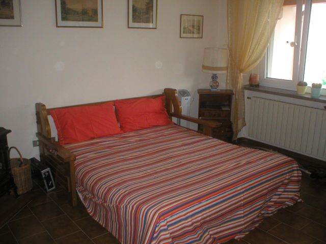 sitting_room_with_bed_open_01